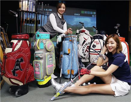 17일 서울 성수동에 위치한 이마트 성수점에서 모델들이 골프대전 행사 상품을 선보이고 있다.