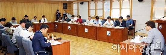 장흥군(군수 김성)은 지난 16일 군청 상황실에서 10개 읍면 산업담당 등 24명이 참석한 가운데 2016년 친환경농산물 인증대책 보고회를 개최했다.