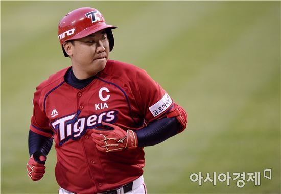 '로위 호투' kt 7연패 탈출…KIA, 천적 잡고 '5위 굳히기'