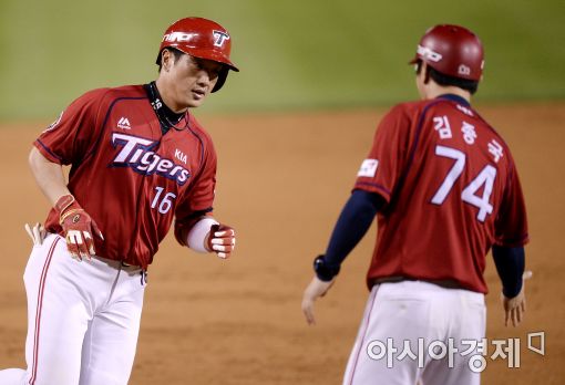 [포토]김주찬, '솔로포로 달아납니다'