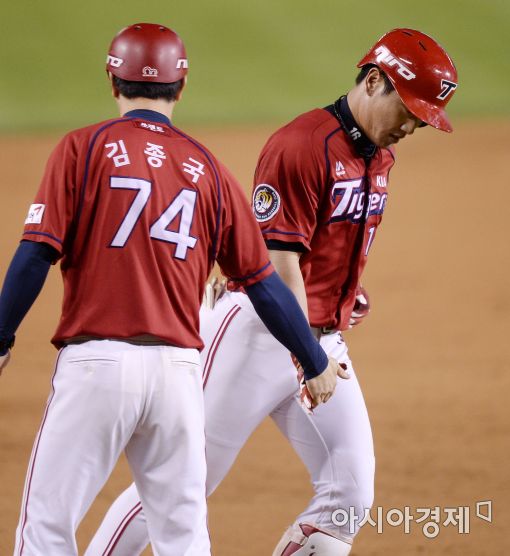 [포토]김주찬, '솔로포로 달아납니다'