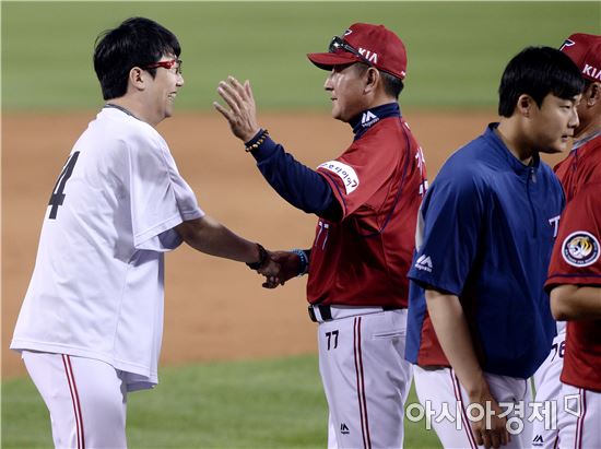 [포토]김기태 감독, '양현종, 잘했어!'