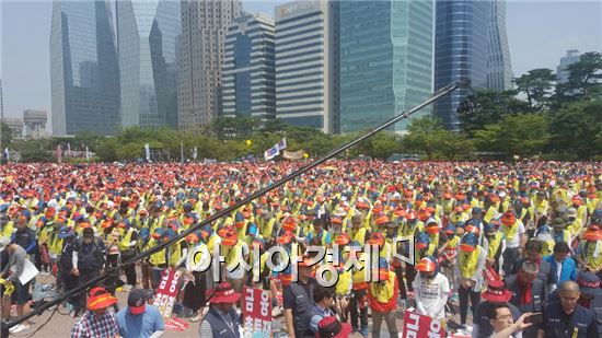 18일 오후 서울 여의도공원 문화마당에서 양대노총 조합원 10만여명이 참석한 가운데 '10만 공공ㆍ금융노동자 총력 결의대회'가 열렸다.