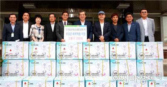 가수 수와진이 지난 16일 제6회 곡성세계장미축제 기간 중 길거리 자선공연을 통해 모금한 성금으로 선풍기 300대(900만원 상당)를 구입해 곡성군(군수 유근기) 어려운 이웃을 위해 기증했다.
