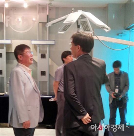 김경진 의원(왼쪽)이 18일 ETRI(한국전자통신연구원) 호남권연구센터를 방문해 관계자로부터 설명을 듣고 있다.
