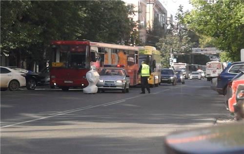 자유를 갈망하던 로봇, 실험장 탈출해 가다 방전으로 멈춰