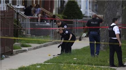 시카고 경찰이 페이스북 라이브 방송을 하다 총살당한 남성의 사고 현장을 조사하고 있다.  