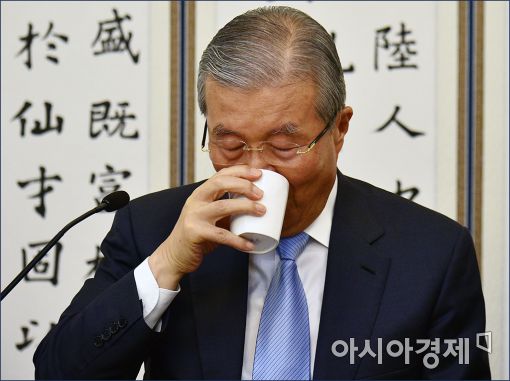 [포토]물 마시는 김종인 대표