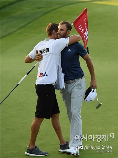 더스틴 존슨(오른쪽)이 116번째 US오픈 우승 직후 캐디를 맡은 동생 오스틴과 포옹하며 기쁨을 나누고 있다. 오크몬트(美 펜실베이니아주)=Getty images/멀티비츠