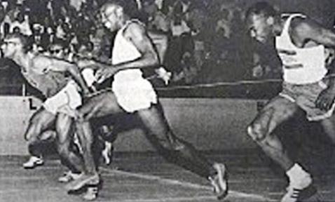 1968년 짐 하인즈(가운데)가 9초9에 100m 결승선을 통과하고 있다.