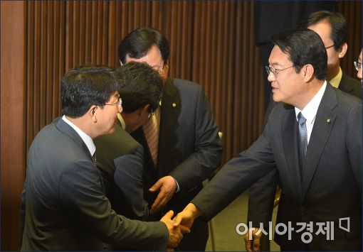 [포토]인사하는 정진석·권선동