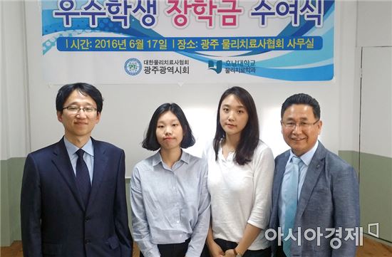 이동우 학과장, 박아름, 이지윤, 김승래 협회장(왼쪽부터)