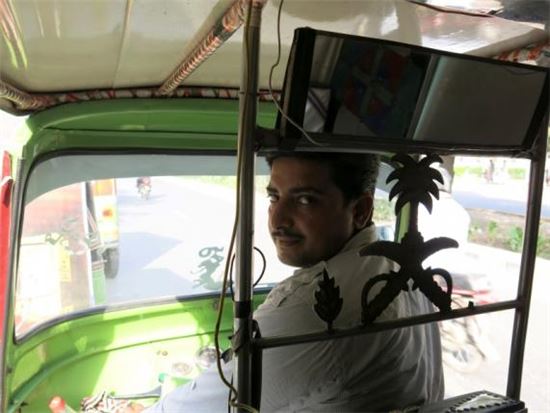 릭쇼(Rickshaw)의 운전자 (출처 : 로이터 통신)