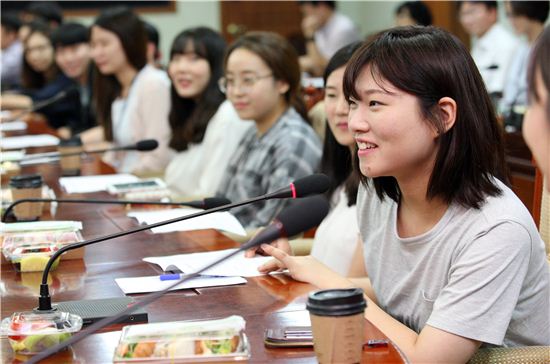 경기도 행정인턴에 참여한 대학생이 오리엔테이션에서 이야기를 하고 있다.