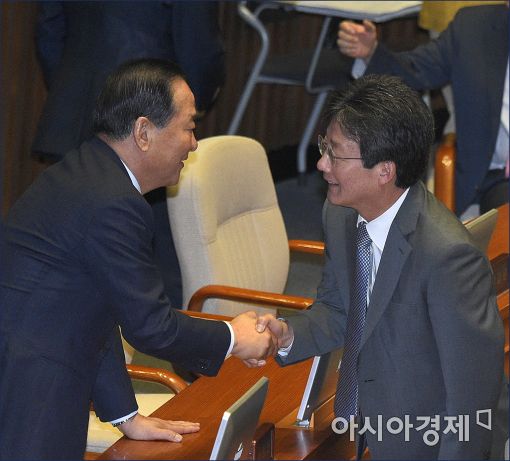 [포토]본회의장에서 만난 유승민·서청원