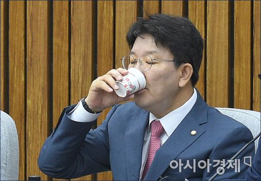 [포토]권선동 사무총장, '속타네'