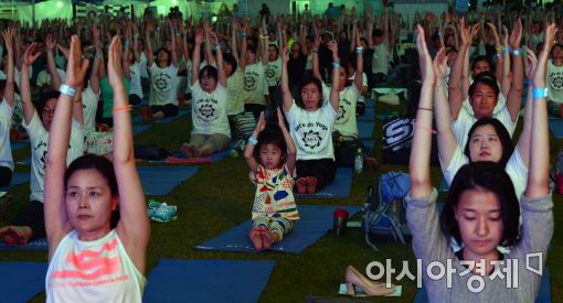 [포토]'2천여명의 단체 요가' 