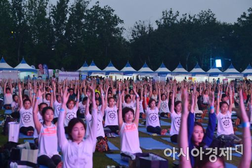 [포토]서울광장에서 즐기는 요가 한마당