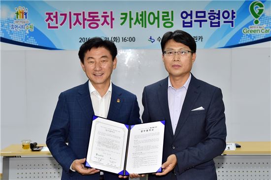 경기 수원시 김동근 제1부시장(좌)과 이용호 그린카 대표이사(우)가 전기차 카셰어링 업무 협약을 체결한 뒤 기념촬영을 하고 있다. 
