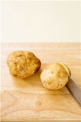 1. 감자는 깨끗이 씻어 껍질 째 밑 0.5cm 정도를 남기고 촘촘하게 칼집을 넣고, 베이컨은 다진다.
(tip 감자에 칼집을 넣을 때 감자가 끝이 잘라지지 않도록 감자 양쪽에 나무젓가락을 놓고 칼집을 넣으면 끝이 잘리지 않는다.)
