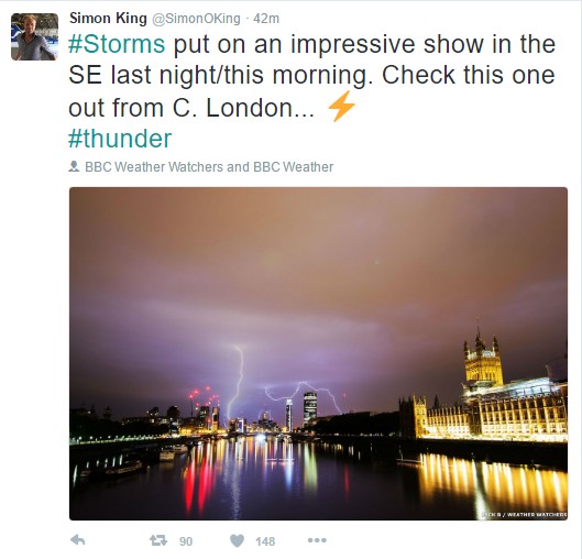 ▲BBC 기상캐스터 사이먼 킹이 자신의 트위터에 올린 런던 낙뢰 사진. [사진 = 트위터]