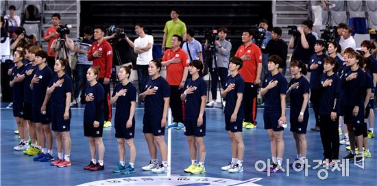 [포토]핸드볼 대표팀, 훈련에 앞서 국기에 대한 경례