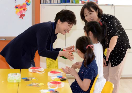 박근혜 대통령이 23일 오후 서울 숭인초등학교 돌봄교실 현장을 방문, 아이들로부터 선물을 받고 있다. (사진: 연합뉴스)