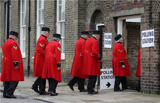23일(현지시간) 영국 첼시에서 제복을 차려입은 유권자들이 브렉시트 여부를 묻는 국민투표에서 한표를 행사하기 위해 투표소에 입장하고 있다(AP=연합뉴스)