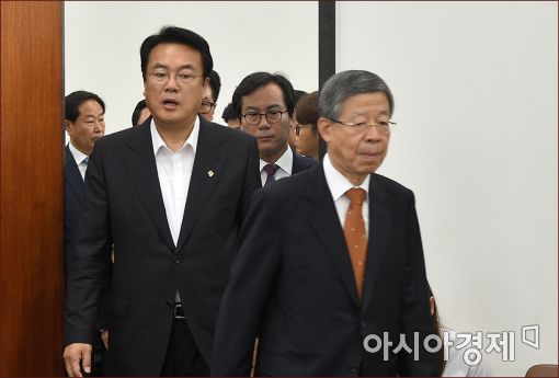 [포토]회의 참석하는 김희옥·정진석