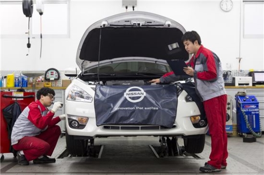 닛산 기술인증 교육을 이수한 전문 테크니션들이 차량을 점검하고 있다.

