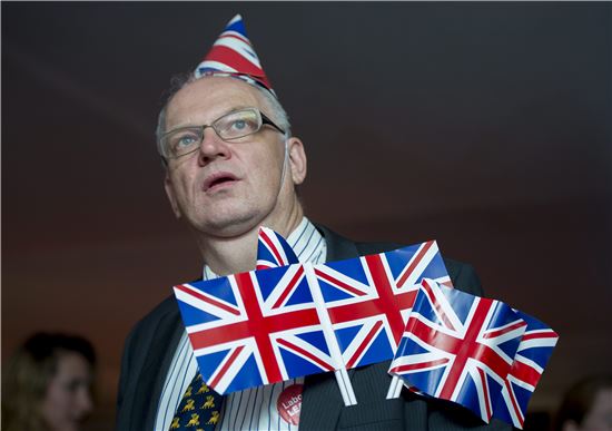 ▲한 런던시민이 국기를 손에 든 채 스크린에 비친 투표 결과를 지켜보고 있다 (EPA= 연합뉴스)