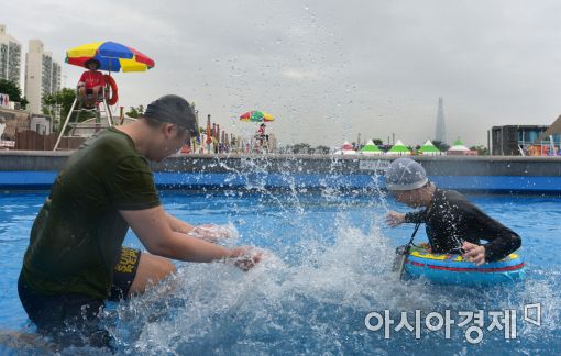 [포토]'뚝섬에서 놀자!'…한강 둔치 수영장 개장