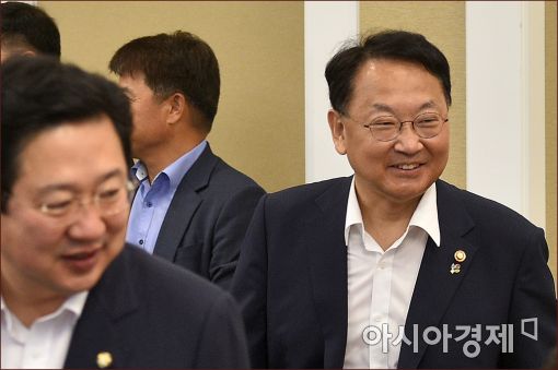 [포토]유일호 부총리, '경제정책방향 당정간담회' 참석