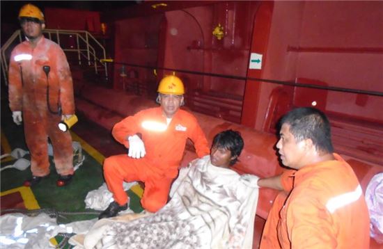 화재선박에서 구조된 선원이 '케이코랄호' 승선 후 본선 의료관리자에 의해 의료조치를 받고 있다.  