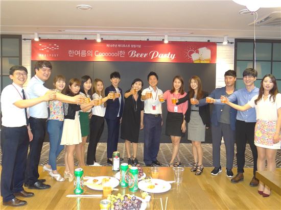 메디포스트 양윤선(가운데) 회장이 최근 성남 판교 본사에서 개최된 창사 16주년 기념식 및 임직원 비어파티에서 직원들과 건배를 하고있다