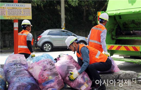 광산구시설관리공단(이사장 김삼호)은 23일 김양현 광주지방고용노동청장을 초청하여 청소 일일체험과 청소노동자들과의 간담회를 가졌다.
