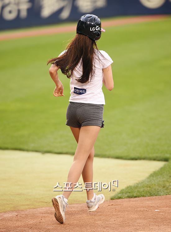 [포토] 배트걸, 짧아도 너무 짧은 팬츠