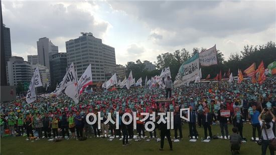 25일 오후 서울 시청광장에서 민주노총 조합원 1만여명이 모인 가운데 전국노동자대회가 열리고 있다.