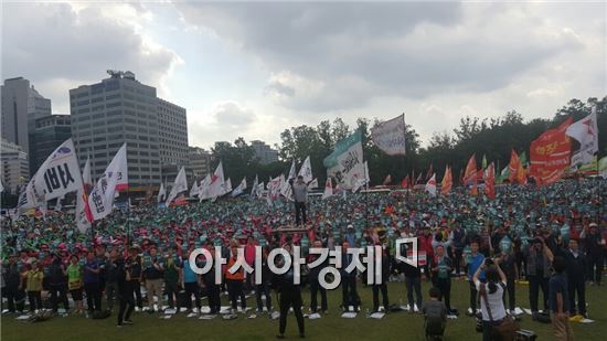 25일 서울 시청광장에서 열린 전국노동자대회에 민주노총 조합원 1만여명이 참석해 최저임금 1만원 보장을 요구하고 있다.