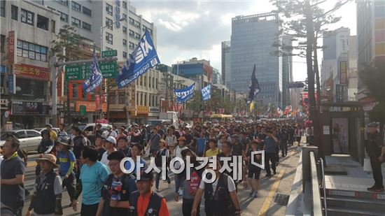 25일 오후 민주노총 조합원 1만여명이 서울 도심에서 행진하며 '최저임금 1만원 보장'과 '비정규직 철폐'를 촉구하고 있다. 