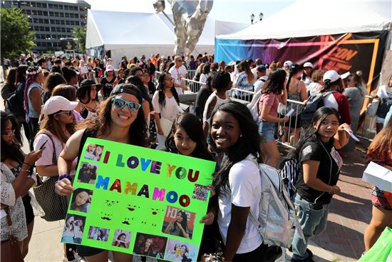 '케이콘(KCON) 2016 NY' 행사에 참여한 관객들이 가수 '마마무' 피켓을 들고 포즈를 취하고 있다.(사진=CJ E&M)