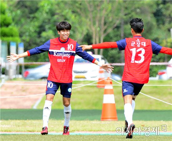 한국대학축구연맹 주최 KBS N 제12회 1·2 학년 대학축구대회가 23일 영광홍농 한마음 구장에서 남부대와 군장대의 경기가 펼쳐졌다. 군장대 정호영 선수(10번)가 전반 5분여 만에 골을 넣은 후 선수들과 환호하고 있다.