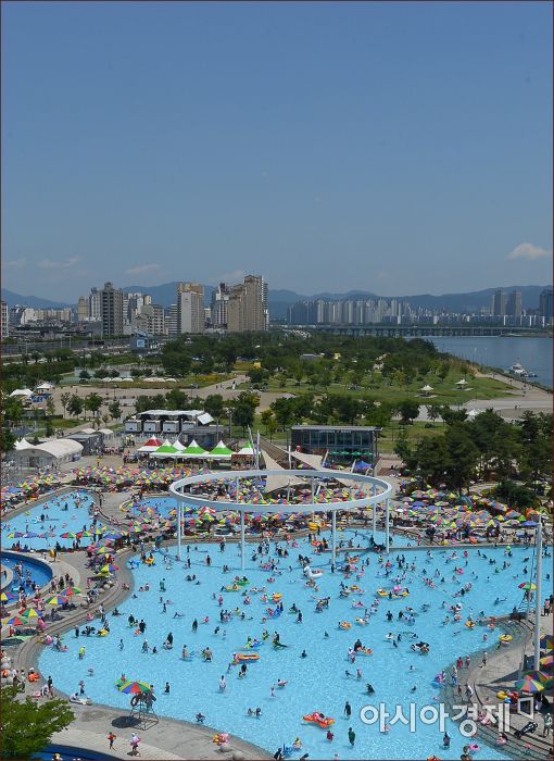 [포토]북적이는 한강 야외수영장