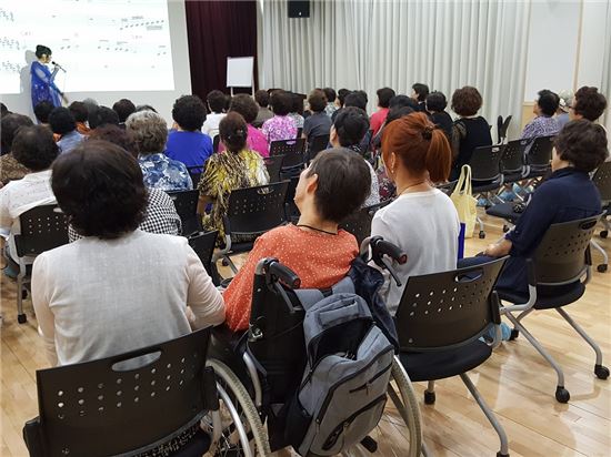 성북구 안암동 주민자치 프로그램 '노래교실' 인기