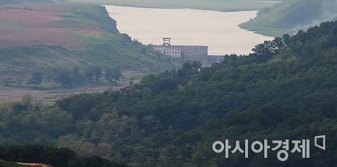 북한 황강댐 만수위 높이는 110m에 이른다. 