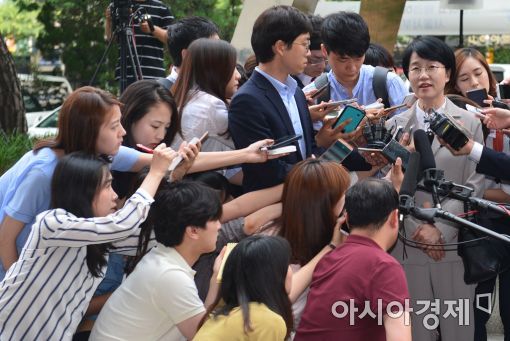 [포토]기자들 질문받는 박선숙 의원