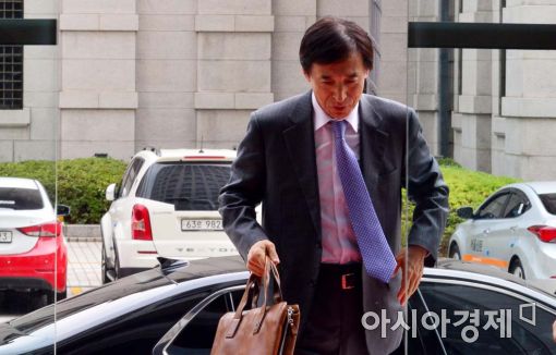 [포토]한국은행 들어서는 이주열 총재 