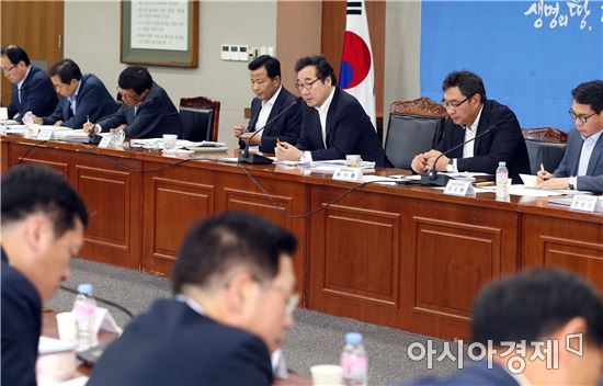 이낙연 전남지사가 27일 오전 도청 서재필실에서 사업소·출연기관장 토론회를 주재하고 있다. 사진제공=전남도