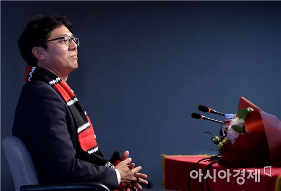 [포토]황선홍 감독, FC서울 취임과 꽃다발