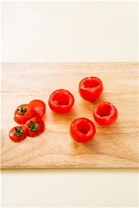 1. 토마토는 윗부분을 도려내어 뚜껑을 만들고 속은 파낸다. 